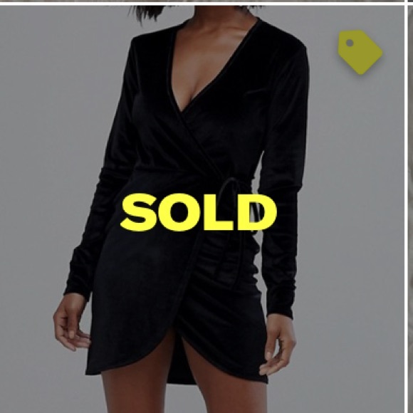 Boohoo Dresses & Skirts - NWT Boohoo Black Velvet Mini Wrap Dress